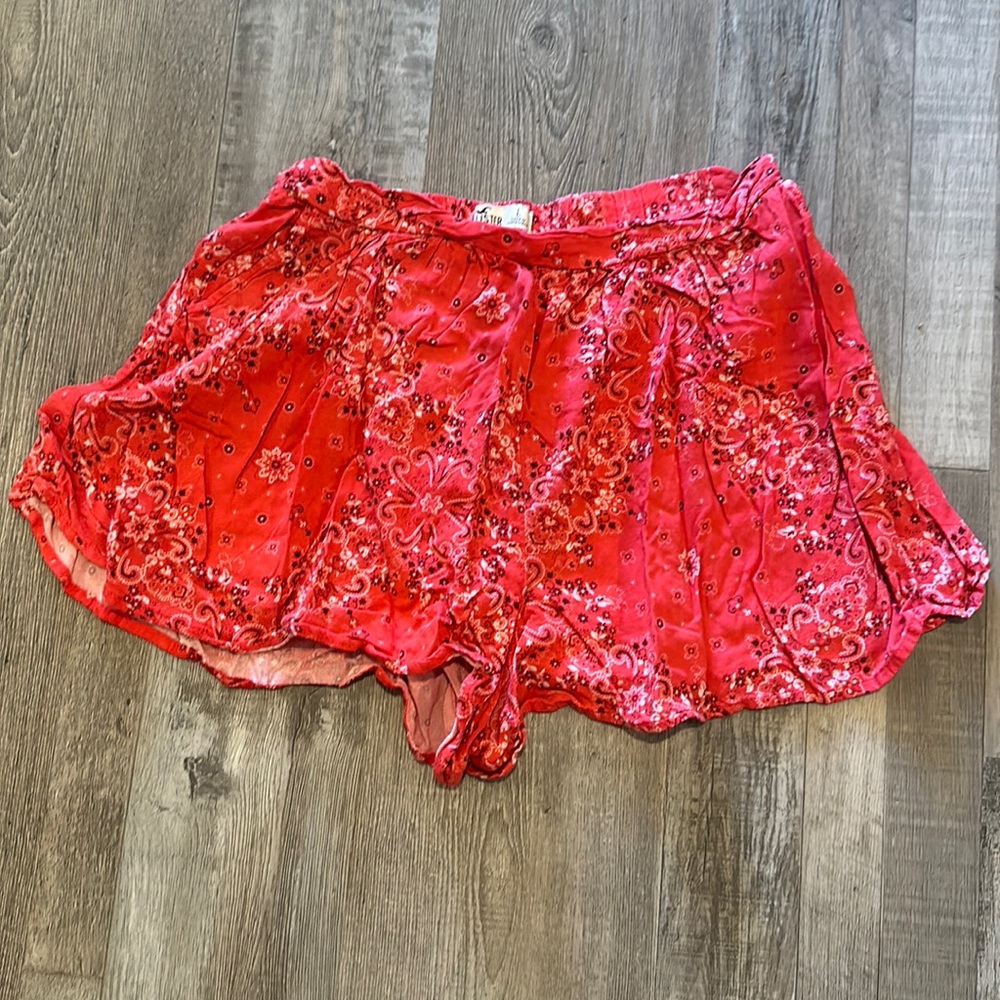 Hollister super cute bandanna, paisley print high rise flowy shorts